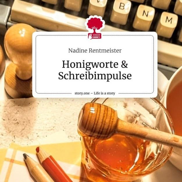Buchcover mit Honigglas und Schreibutensilien. Titel: „Honigworte & Schreibimpulse“ von Nadine Rentmeister, story.one.